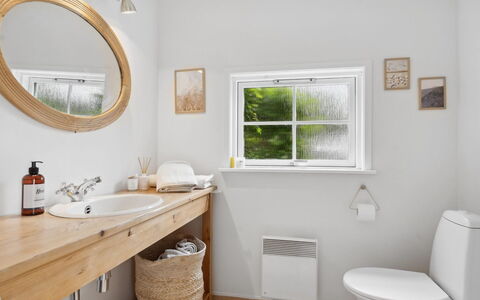 Quanna - 50M from the Sea: Arreglo De Tubería, Baño, Diseño De Interiores, Piso, Suelo, Lavabo Del Baño, Grifo, Techo, Plomería, Lavabo