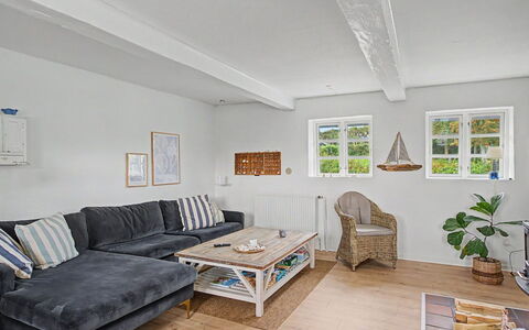 Ilkka - 220M from the Sea: Mueble, Diseño De Interiores, Sofá, Piso, Pared, Suelo, Sala, Madera, Habitación, Techo