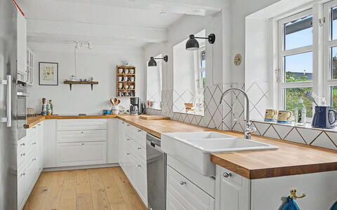 Ilkka - 220M from the Sea: Cocina, Mostrador, Piso, Gabinetes, Diseño De Interiores, Madera, Mueble, Fregadero, Aparato De Cocina, Lavabo