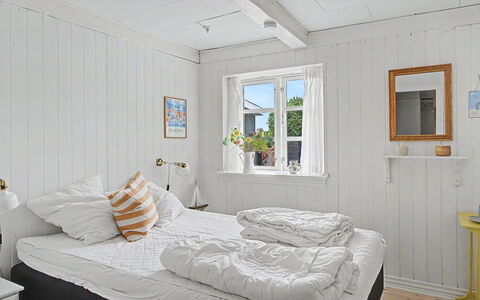 Ilkka - 220M from the Sea: Madera, Piso, Suelo, Habitación, Tablón, Madera Dura, Sábana, Lecho, Suelos De Madera, Cama