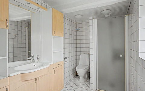 Ilkka - 220M from the Sea: Arreglo De Tubería, Piso, Pared, Suelo, Lavabo, Baño, Diseño De Interiores, Lavabo Del Baño, Plomería, Techo