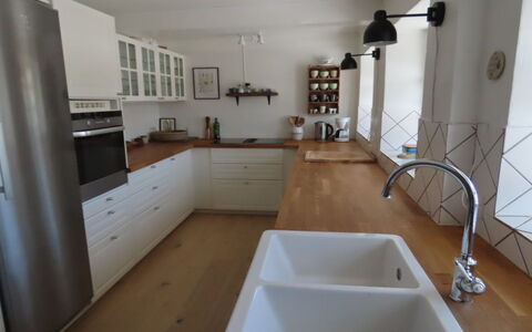 Ilkka - 220M from the Sea: Mostrador, Cocina, Piso, Gabinetes, Diseño De Interiores, Mueble, Fregadero, Suelo, Madera, Arreglo De Tubería