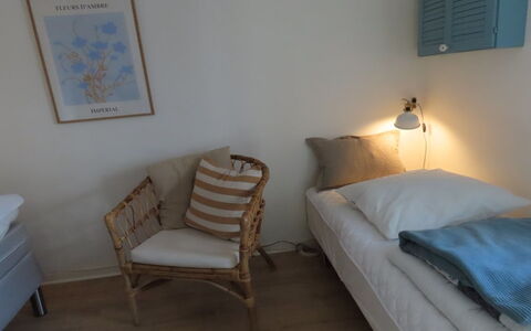 Ilkka - 220M from the Sea: Mueble, Habitación, Cama, Diseño De Interiores, Madera, Sábana, Suelo, Lecho, Linos, Piso