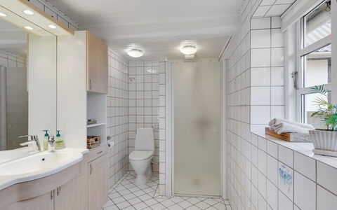Ilkka - 220M from the Sea: Piso, Pared, Arreglo De Tubería, Diseño De Interiores, Suelo, Techo, Baño, Lavabo, Plomería, Loseta