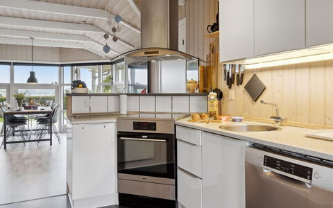 Hjalmsvider - 300M from the Sea: Cocina, Diseño De Interiores, Mostrador, Aparato De Cocina, Piso, Madera, Techo, Lámpara, Gabinetes, Mueble