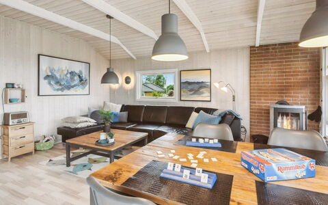 Hjalmsvider - 300M from the Sea: Mueble, Diseño De Interiores, Sofá, Piso, Madera, Techo, Sala, Habitación, Suelo, Lámpara