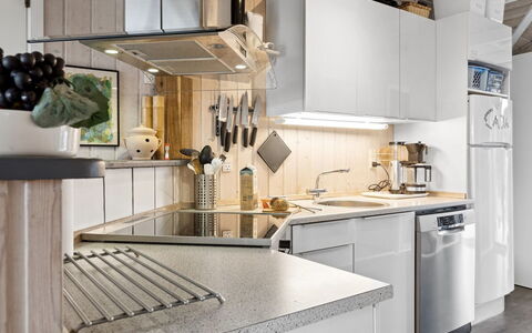 Hjalmsvider - 300M from the Sea: Cocina, Aparato De Cocina, Mostrador, Electrodoméstico, Diseño De Interiores, Mueble, Electrodoméstico, Gabinetes, Piso, Fregadero