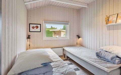 Hjalmsvider - 300M from the Sea: Madera, Habitación, Suelo, Diseño De Interiores, Piso, Casa, Techo, Cama, Mueble, Puerta