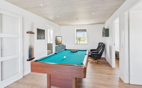 Ika - 450M from the Sea: Mueble, Diseño De Interiores, Piso, Madera, Suelo, Techo, Suelos De Madera, Silla, Mesa, Encendiendo