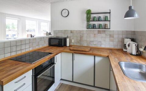 Joona - 12Km from the Sea: Piso, Mostrador, Cocina, Madera, Suelo, Diseño De Interiores, Gabinetes, Aparato De Cocina, Mueble, Electrodoméstico