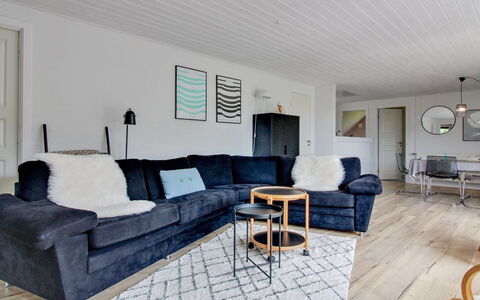 Joona - 12Km from the Sea: Sofá, Mueble, Casa, Sala, Piso, Suelo, Departamento, Suelos De Madera