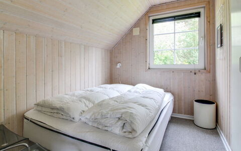 Joona - 12Km from the Sea: Madera, Habitación, Cama, Sábana, Lecho, Suelo, Mueble, Marco De La Cama, Madera Dura, Habitación