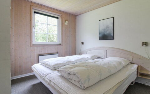 Joona - 12Km from the Sea: Madera, Habitación, Cama, Sábana, Lecho, Marco De La Cama, Techo, Madera Dura, La Luz Del Día, Manchas De Madera