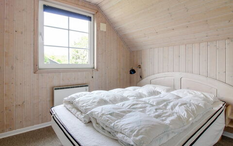 Joona - 12Km from the Sea: Habitación, Madera, Cama, Sábana, Lecho, Techo, Diseño De Interiores, Suelo, Marco De La Cama, Casa