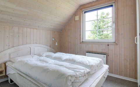 Joona - 12Km from the Sea: Madera, Habitación, Techo, Casa, Cama, Sábana, Lecho, Marco De La Cama, Madera Dura, Cabaña