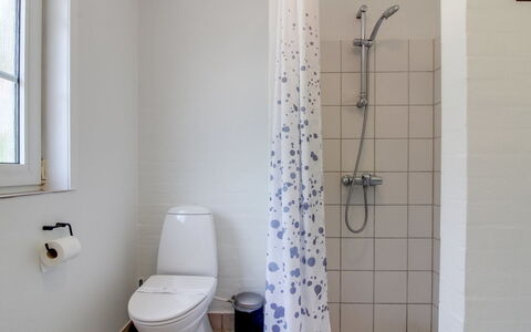 Joona - 12Km from the Sea: Baño, Arreglo De Tubería, Asiento Del Baño, Pared, Baño, Piso, Suelo, Lavabo Del Baño, Lavabo, Plomería