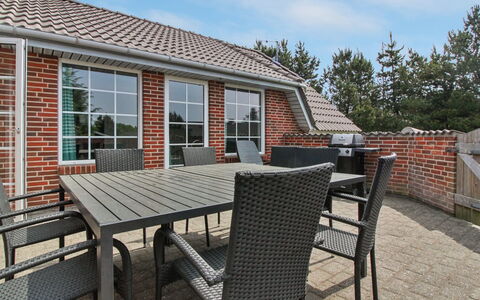 Joona - 12Km from the Sea: Mueble, Mueble Para Exteriores, Silla, Mesa Al Aire Libre, Mesa, Cocina Y Comedor Mesa, Patio, Manchas De Madera, Jardín, Yarda