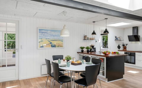 Eli - 1.5Km to the Fjord: Mueble, Diseño De Interiores, Piso, Techo, Cocina, Madera, Cocina Y Comedor Mesa, Lámpara, Silla, Mostrador