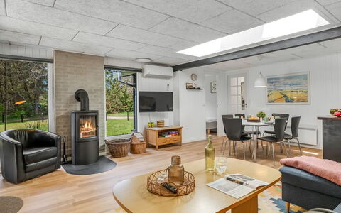 Eli - 1.5Km to the Fjord: Piso, Mueble, Diseño De Interiores, Madera, Suelo, Techo, Encendiendo, Habitación, Lámpara, Sala