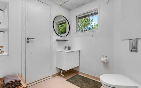 Eli - 1.5Km to the Fjord: Piso, Arreglo De Tubería, Suelo, Diseño De Interiores, Asiento Del Baño, Baño, Lavabo, Plomería, Baño, Grifo