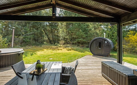 Eli - 1.5Km to the Fjord: Madera, Edificios Del Jardín, Cabaña, Sombra, Cubierta, Jardín, Porche, Madera Dura, Estructura Al Aire Libre, Cuarto De Troncos