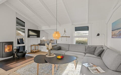 Flepko - 50M from the Sea: Madera, Piso, Diseño De Interiores, Techo, Sofá, Suelo, Sala, Casa, Habitación