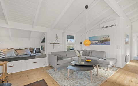 Flepko - 50M from the Sea: Madera, Piso, Diseño De Interiores, Suelo, Techo, Suelos De Madera, Mueble, Habitación, Madera Dura, Sala