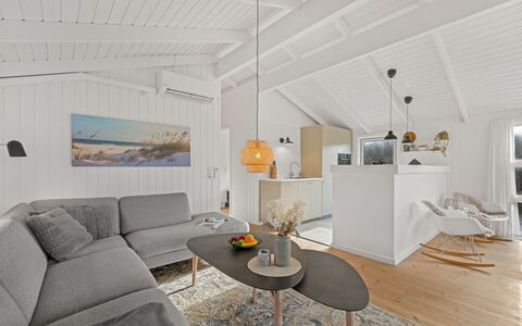 Flepko - 50M from the Sea: Piso, Diseño De Interiores, Techo, Suelo, Casa, Sala, Habitación, Lámpara, Sofá