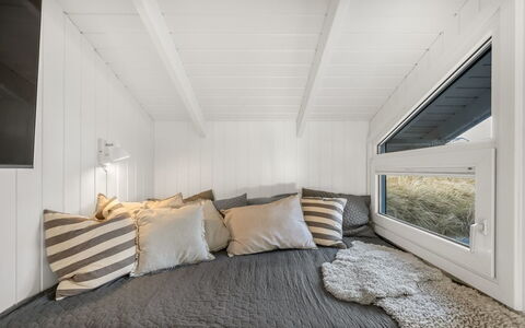 Flepko - 50M from the Sea: Madera, Diseño De Interiores, Suelo, Habitación, Piso, Linos, Cama, Techo, Habitación, Sábana