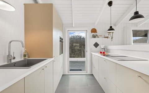 Flepko - 50M from the Sea: Cocina, Madera, Piso, Mostrador, Diseño De Interiores, Suelo, Aparato De Cocina, Lavabo, Techo, Arreglo De Tubería
