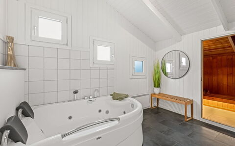 Flepko - 50M from the Sea: Piso, Diseño De Interiores, Arreglo De Tubería, Suelo, Techo, Bañera, Encendiendo, Habitación, Plomería, Baño