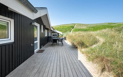 Flepko - 50M from the Sea: Mueble, Madera, Diseño De Interiores, Piso, Suelo, Silla, Habitación, Techo, Sala, Departamento