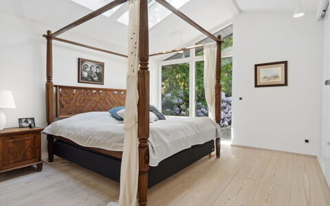 Kennet - 30M from the Sea: Mueble, Diseño De Interiores, Piso, Suelo, Suelos De Madera, Madera, Habitación, Cama, Techo, Encendiendo