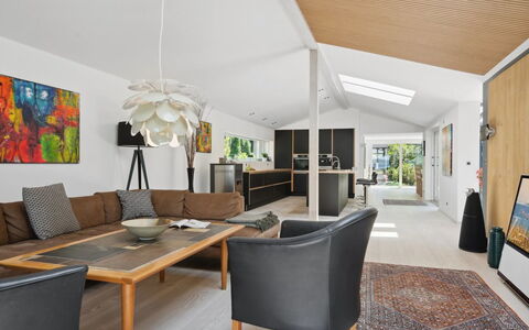 Kennet - 30M from the Sea: Mueble, Diseño De Interiores, Piso, Sofá, Pared, Suelo, Madera, Techo, Sala, Suelos De Madera