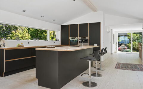 Kennet - 30M from the Sea: Diseño De Interiores, Cocina, Mueble, Piso, Mostrador, Madera, Techo, Lámpara, Suelo, Encendiendo