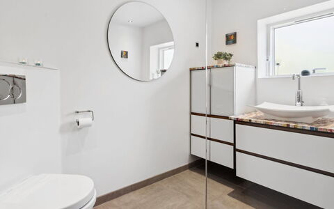 Kennet - 30M from the Sea: Piso, Diseño De Interiores, Arreglo De Tubería, Suelo, Baño, Baño, Asiento Del Baño, Mueble De Baño, Espejo, Plomería