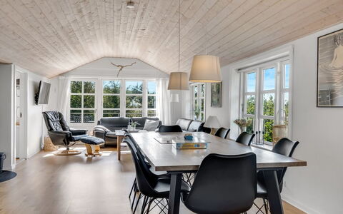 Engelbertine - 210M to the Fjord: Madera, Techo, Casa, Mueble, Cocina Y Comedor Mesa, Madera Dura, Suelos De Madera, Silla, Cabaña, Sala