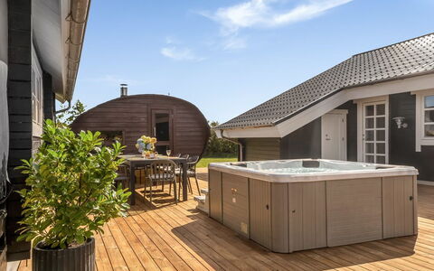 Gizella - 500M to the Fjord: Techo, Material Compuesto, Cubierta, Mueble Para Exteriores, Bañera, Recurso, Jacuzzi, Patio, Piscina