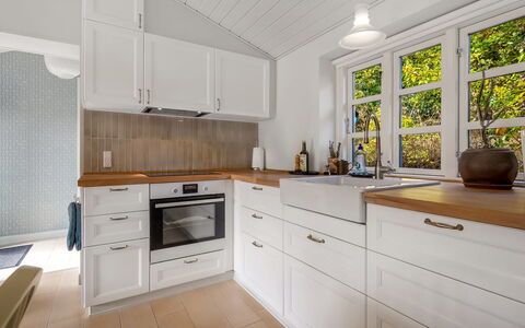 Teijo - 2.5Km from the Sea: Gabinetes, Cocina, Piso, Mostrador, Diseño De Interiores, Madera, Aparato De Cocina, Cajón, Suelo, Mueble