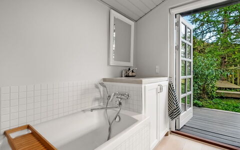 Teijo - 2.5Km from the Sea: Piso, Arreglo De Tubería, Bañera, Suelo, Diseño De Interiores, Baño, Madera, Plomería, Grifo, Casa
