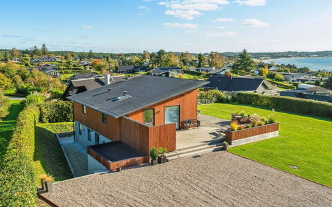Ljupka - 800M from the Sea: Arquitectura, Techo, Casa, Material Compuesto, La Luz Del Día, Vía Muerta, Entrada De Coches