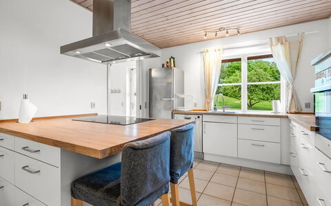 Guthbrand - 800M from the Sea: Mueble, Piso, Diseño De Interiores, Suelo, Cocina, Mostrador, Madera, Suelos De Madera, Gabinetes, Techo