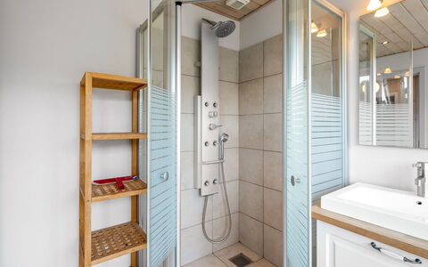 Guthbrand - 800M from the Sea: Diseño De Interiores, Piso, Suelo, Madera, Arreglo De Tubería, Baño, Techo, Lavabo Del Baño, Habitación, Lavabo