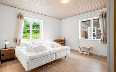 Guthbrand - 800M from the Sea: Cama, Diseño De Interiores, Mueble, Habitación, Piso, Suelo, Madera, Techo, Lecho, Suelos De Madera