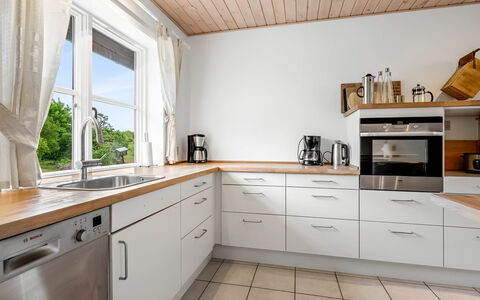 Guthbrand - 800M from the Sea: Cocina, Piso, Mostrador, Gabinetes, Aparato De Cocina, Madera, Diseño De Interiores, Mueble, Suelo, Electrodoméstico