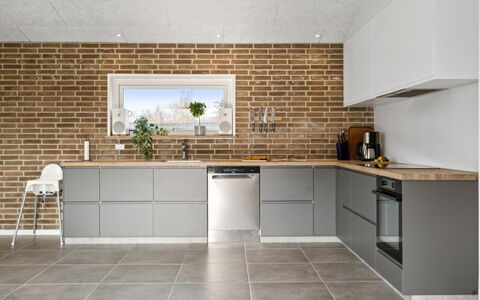 Asel - 350M from the Sea: Cocina, Pared, Piso, Madera, Gabinetes, Mostrador, Diseño De Interiores, Suelo, Mueble, Aparato De Cocina
