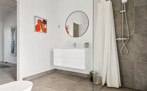 Asel - 350M from the Sea: Piso, Suelo, Diseño De Interiores, Arreglo De Tubería, Baño, Habitación, Loseta, Techo, Plomería, Mueble De Baño