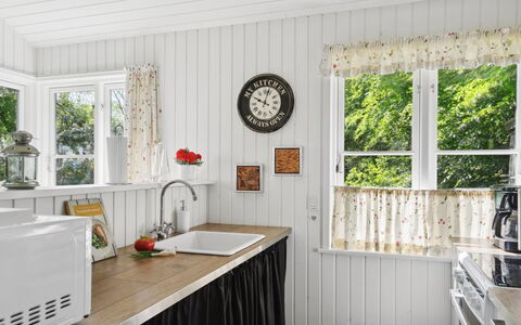 Ginne - 100M to the Fjord: Madera, Diseño De Interiores, Piso, Cocina, Mostrador, Aparato De Cocina, Manchas De Madera, Madera Dura, Tablón, Planta De Casa