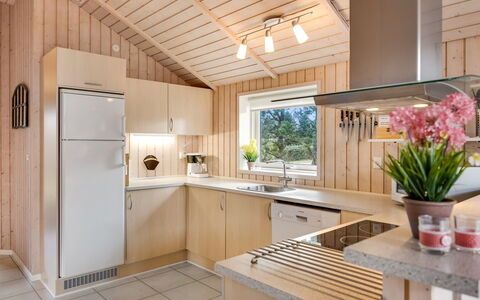 Hialmar - 300M from the Sea: Cocina, Diseño De Interiores, Mostrador, Aparato De Cocina, Madera, Techo, Piso, Mueble, Electrodoméstico, Encendiendo