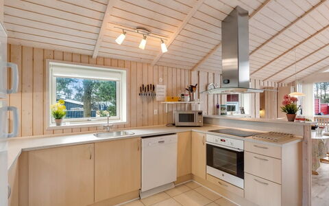 Hialmar - 300M from the Sea: Cocina, Mostrador, Madera, Diseño De Interiores, Aparato De Cocina, Techo, Piso, Lámpara, Electrodoméstico, Encendiendo
